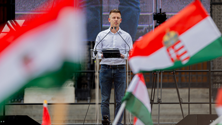 Magyar Péter sörrel jelent meg a tüntetők között