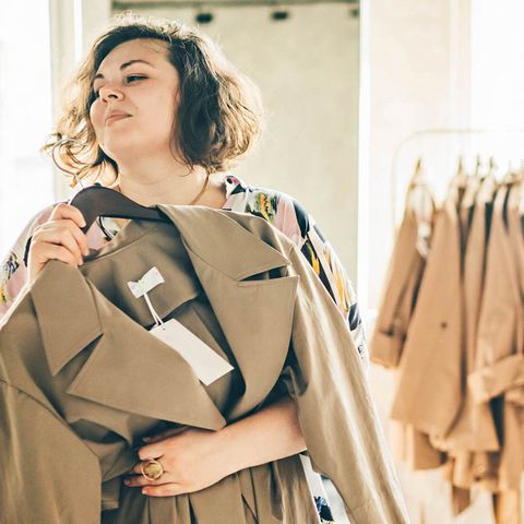 A teltkarcsú, magas blogger ultranőiesen öltözködik: stílustippjeit imádják a nők