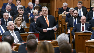 Orbán Viktor megjelent a parlamentben, rögtön támadni kezdték az ellenzékiek
