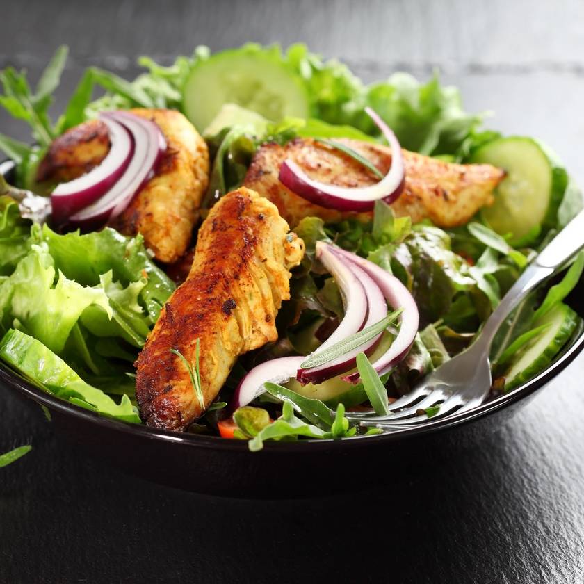 Fűszeres csirkecsíkok salátaágyon: könnyű, mégis laktató