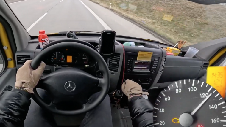 Megküldtek egy Merci Sprintert a német autópályán. Mit tippelsz, mennyit megy?