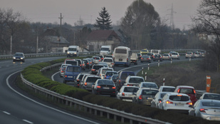 Araszoló kocsisorok, több kilométeres a torlódás az autópályákon