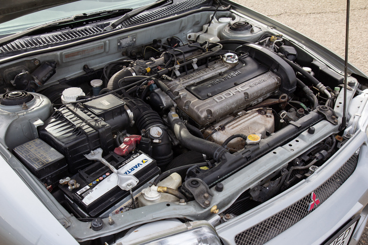 Önmagában is legendás a 4G63T motor, itt 270 lóerőt és 309 Nm nyomatékot ad le