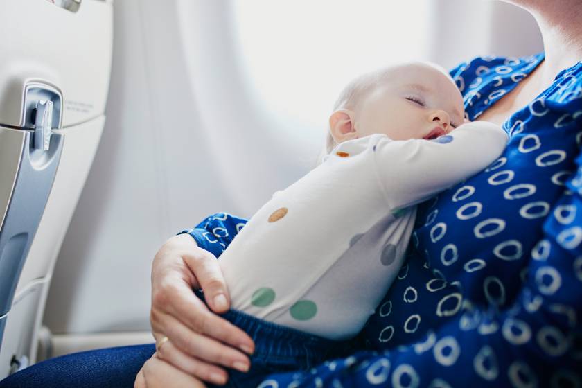 Hány éves korig utazhat a gyerek olcsóbban a repülőn? 4 kérdés, amit tudnod kell, ha babával szállsz fel