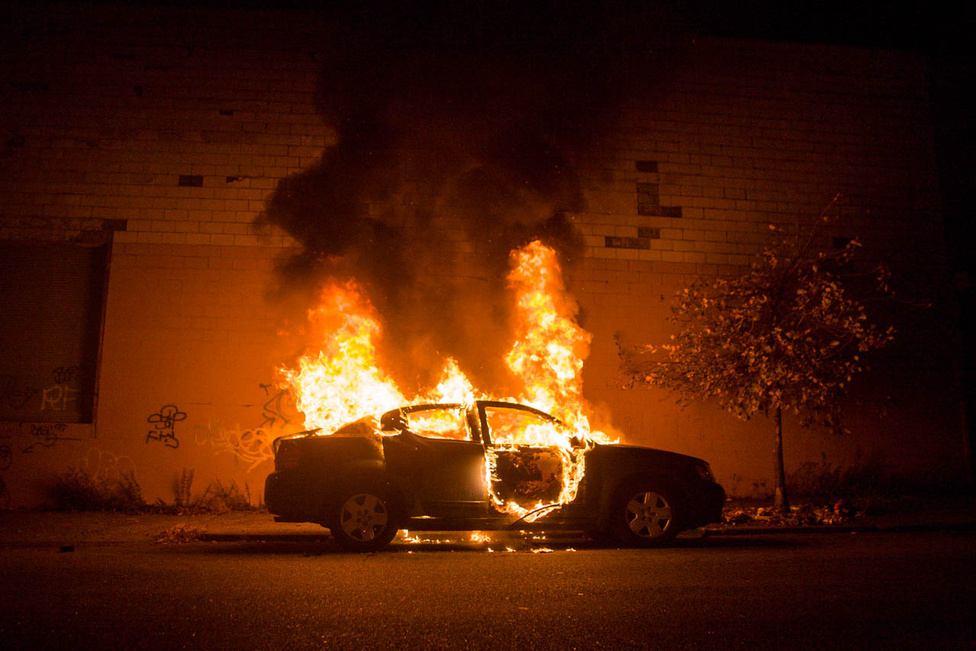 Lángoló autó, szintén a brooklyni Bushwickban, A fotós egyik kedvenc, sokszor hivatkozott képe. Seelie egyébként képein gyakran előkerül tűz, a leglehetetlenebb helyeken is, akár egy cintányér is képes lángra kapni úgy, hogy a dobost ne zavarja fellépés közben. 