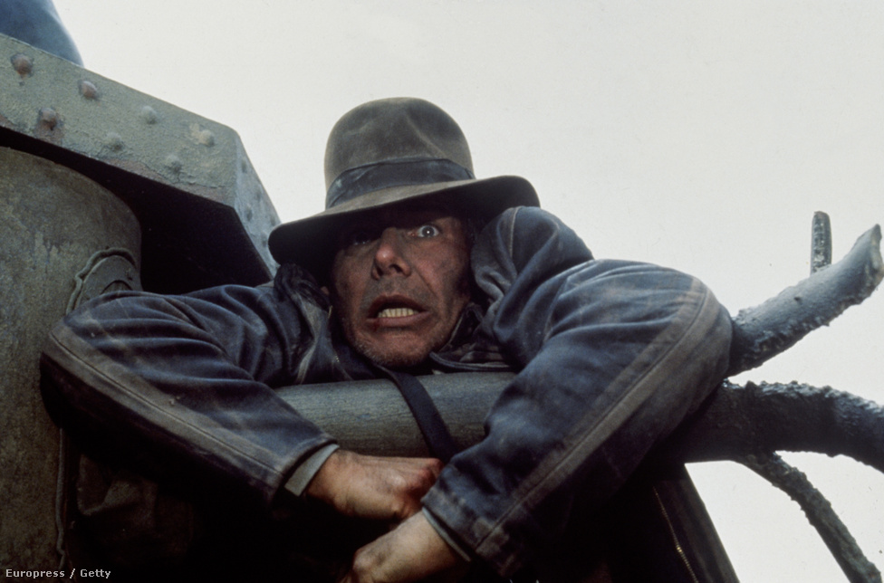 Harrison Ford az Indiana Jones és az utolsó kereszteslovag forgatásán 1989-ben. Egy német tank csövén lóg egy üldözéses jelenetben. A film a legjobb effektekért nyert Oscar-díjat.