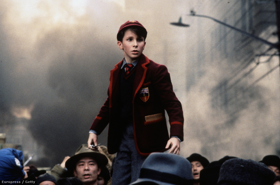 A Nap birodalma című Steven Spielberg-film volt Christian Bale egyik első filmfőszerepe. 13 évesen egy elveszett shanghaji kisfiút alakított a japán megszállás idején. Bale 2011-ben A harcos crackfüggőjéért nyert Oscar-díjat,  akkor csontsoványra fogyott. Idén az Amerikai botrány főszerepéért jelölték, ezúttal sörhasat növesztett és a felismerhetetlenségig elcsúfították. Mindkét filmet David O. Russell rendezte. 