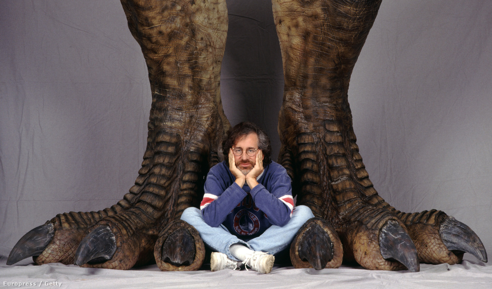 De a standfotózás nemcsak a forgatási jelenetek megörökítéséből áll. Ezen a csodálatos képen Steven Spielberg rendező üldögél egy hatalmas dinoszaurusz lábánál. A Jurassic Parkért nem jelölték, de a Schindler listájáért és a Ryan közlegény megmentéséért Oscar-díjat kapott a rendező.  