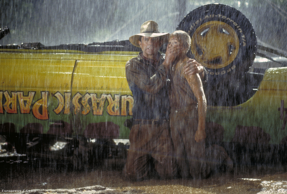 Sam Neill és Ariana Richards a Jurassic Park forgatásán bujkálnak a T-Rex elől. 1993-ban. A dinoszauruszok visszatéréséről szóló film  óriási siker volt: három Oscar-díjat nyert, két folytatása készült, és most tervezik a negyedik részt hozzá.