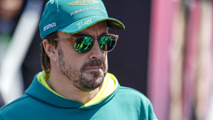 Alonso bejelentette, melyik F1-es csapat autóját vezeti a következő szezontól
