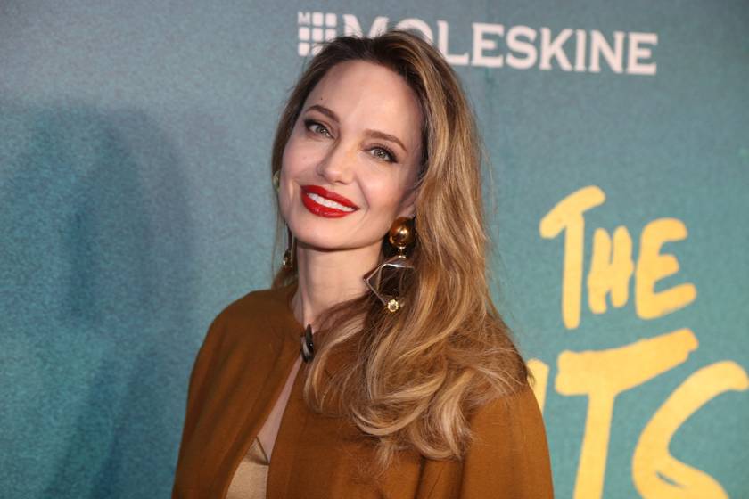 Angelina Jolie arany estélyiben ment a premierre: 15 éves lánya mellett pózolt
