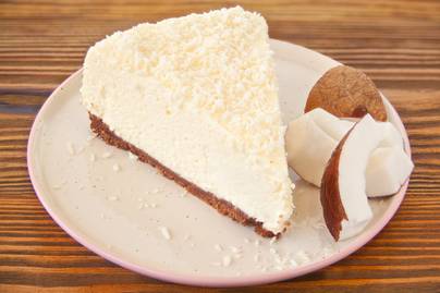 Kókuszos túrótorta sütés nélkül: az alján roppanós keksz, a tetején gazdag krém