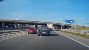 Videón, ahogy egy ámokfutó majdnem szalagkorlátra kent egy autót az M0-áson