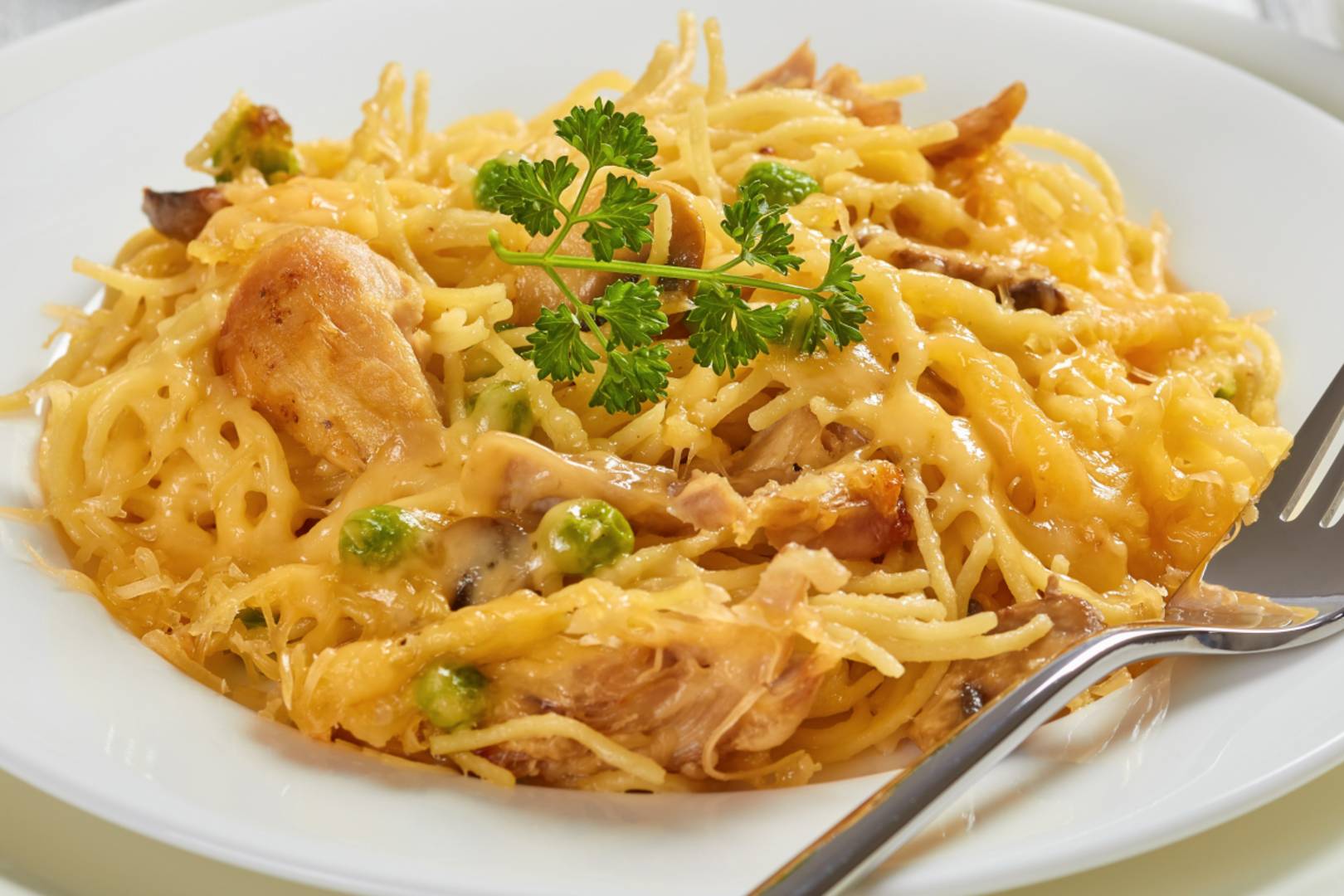 Krémes spagetti sütőben összesütve: csirke és zöldségek gazdagítják