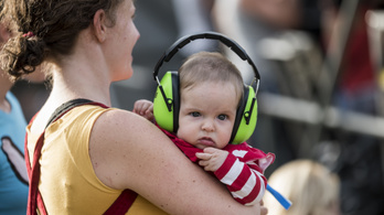 Halláskárosodással is járhat a szórakozás a gyermekeknél