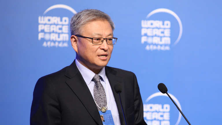 Világhírű kínai professzor Budapesten: A világ nem előre megy, hanem hátra