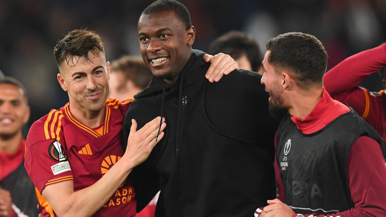 Csapattársaival ünnepelte a sikert a Roma játékosa, aki vasárnap összeesett a pályán