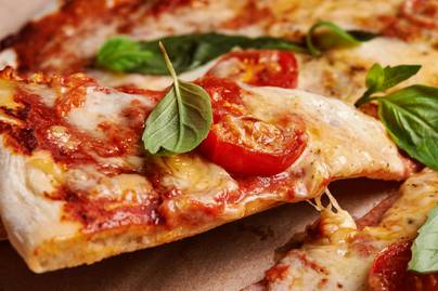 Ropogós margherita pizza: 4 egyszerű lépésben készül