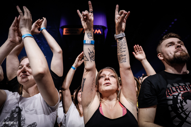 Tomboló közönség Budapesten, az MVM Dome-ban 2024. április 19-én Slash, Myles Kennedy és a The Conspirators koncertjén
