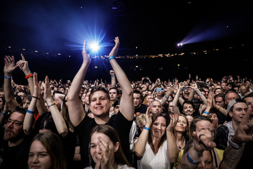 Una multitud estridente en Budapest, en el MVM Dome el 19 de abril de 2024 en un concierto de Slash, Myles Kennedy y The Conspirators.