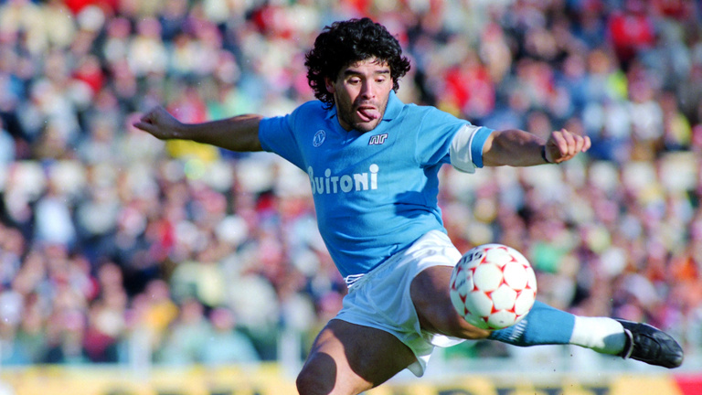 35 éves Maradona legszenzációsabb mutatványa, kikötött cipőfűzővel