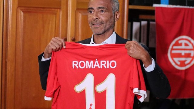 Romário visszatér a pályára, hogy fiával játsszon együtt