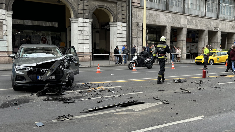 Összeütközött két autó Budapest Belvárosában