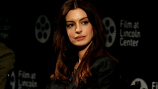Anne Hathaway tíz férfival csókolózott egy castingon, és undorítónak találta