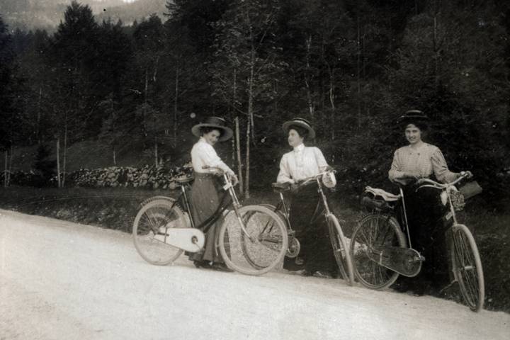 „Ha mindenáron kereket akar hajtani, üljön szövőszékbe” – nők, biciklin