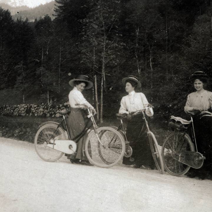„Ha mindenáron kereket akar hajtani, üljön szövőszékbe” – nők, biciklin