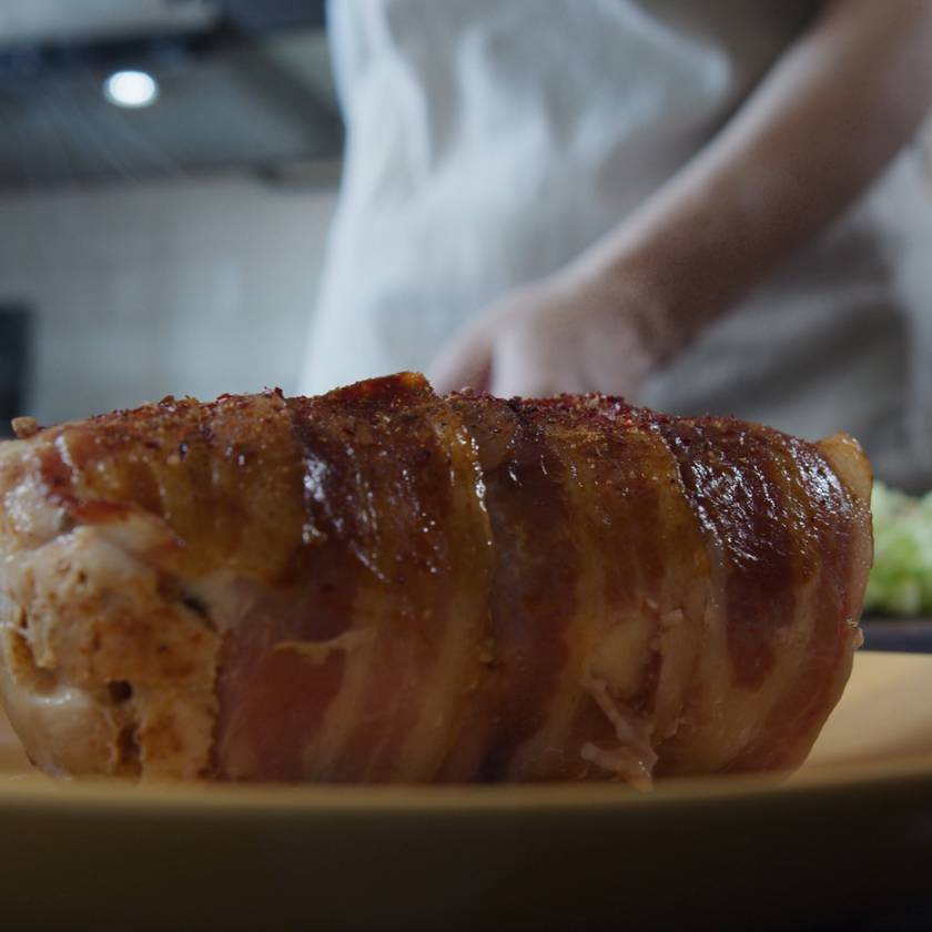 Sajttal töltött csirkemell ropogós baconbe tekerve: ezzel a módszerrel minden sült finomabb lesz