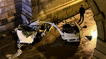 Kettészakadt egy Mercedes Szegeden egy balesetben