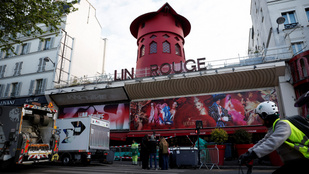 Leszakadtak a világhírű párizsi Moulin Rouge széllapátjai