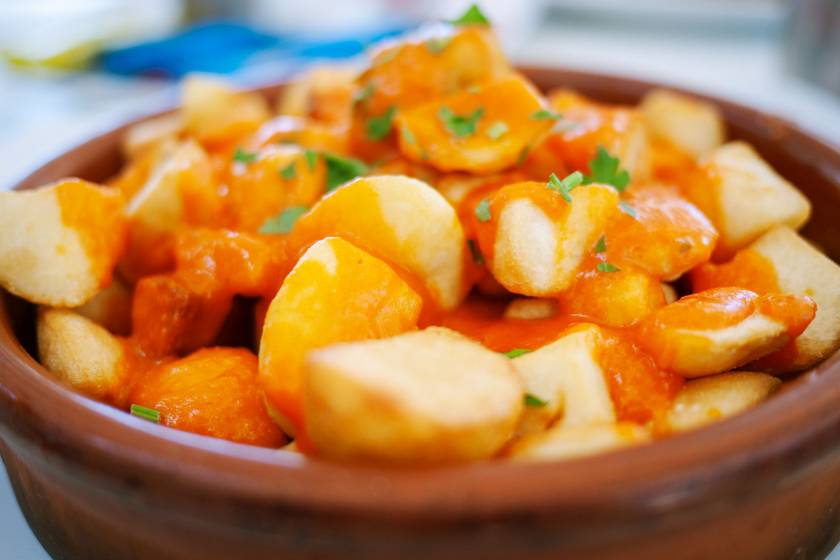 Spanyol sült krumpli kétféle szósszal: ez a híres patatas bravas receptje
