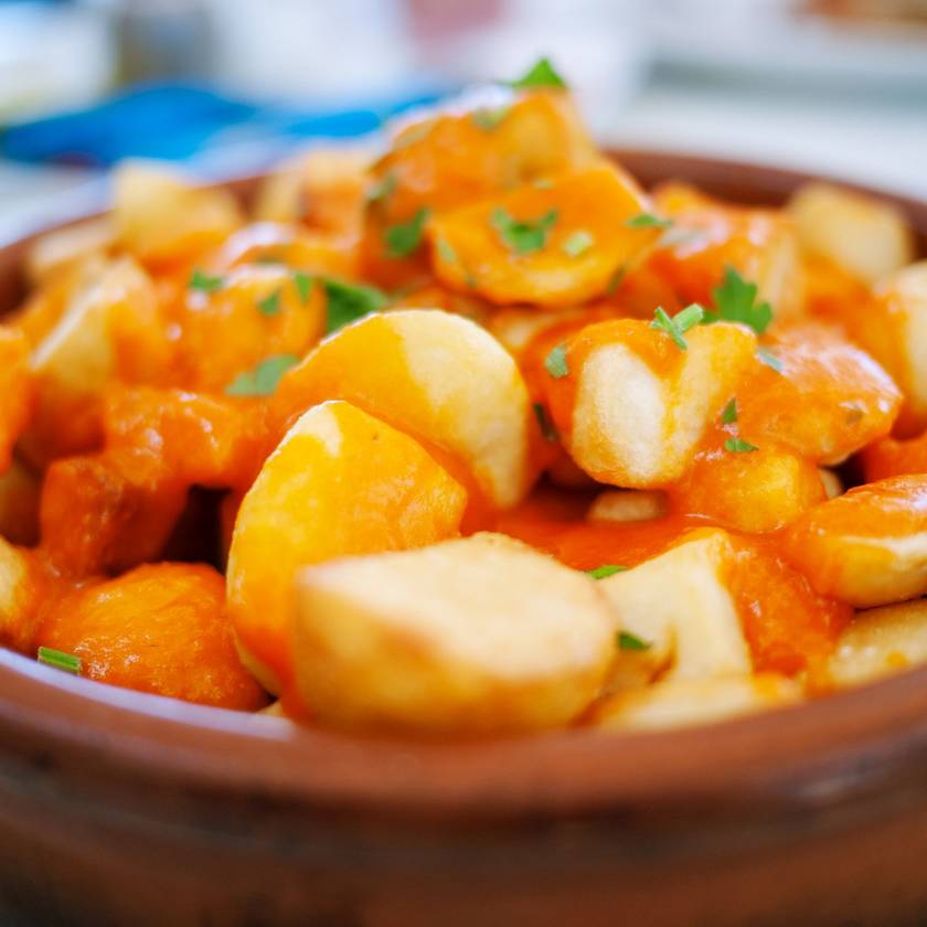 Spanyol sült krumpli kétféle szósszal: ez a híres patatas bravas receptje
