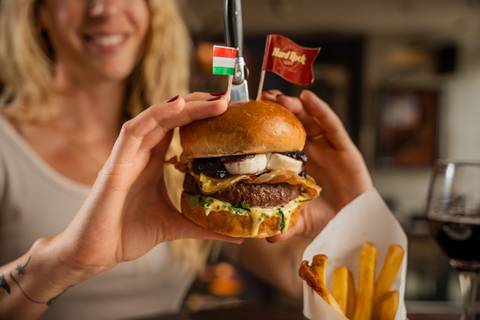 World Burger Tour bajnokságot hirdetett a Hard Rock Cafe – A hazai Gourmet Burgert már meg is kóstolhatjuk!