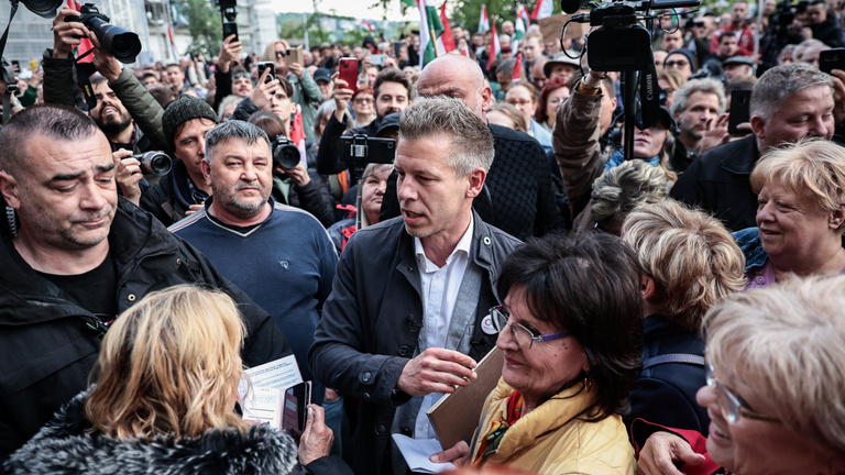 Magyar Péter vezetésével tüntetők gyülekeznek a Belügyminisztériumnál