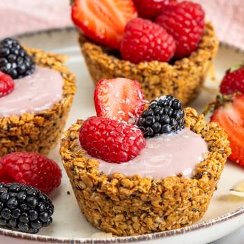 Granolakosárkák joghurttal és gyümölcsökkel: muffinformában sülnek ropogósra