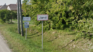 A Fidesz szlogenjére cserélte a faluhatár üdvözlő-tábláit az egyik község polgármestere