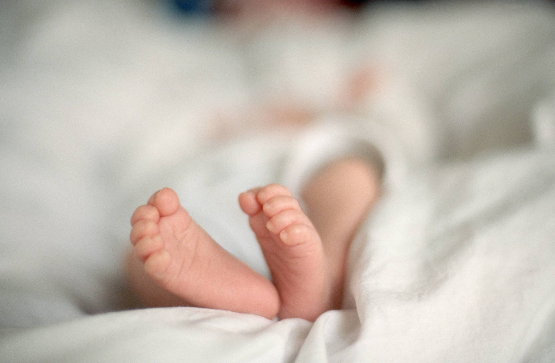 Csecsemő a Heim Pál kórház inkubátorában