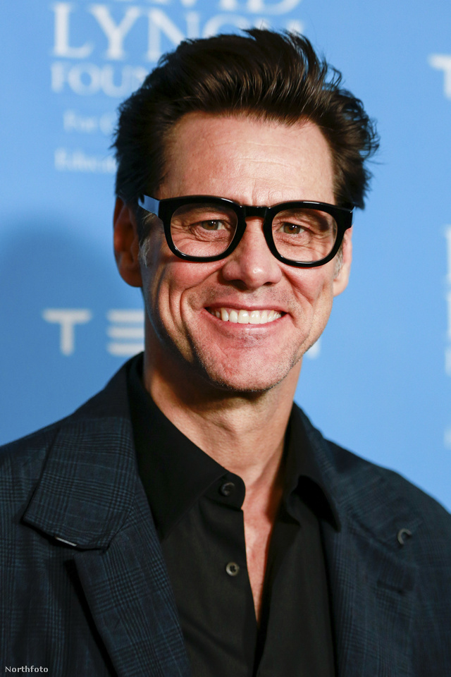 Jim Carrey a David Lynch Alapítvány Beverly Hills-i eseményén jelent meg ezzel a szemüveggel február 27-én.