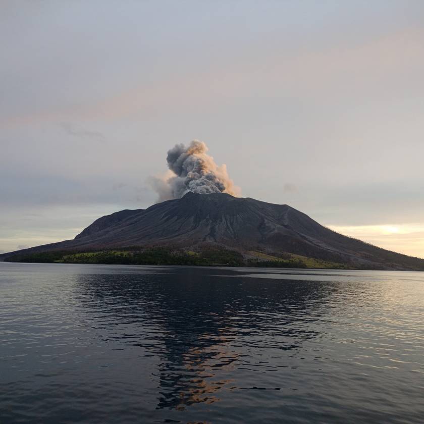 Kitört egy hatalmas vulkán Indonéziában: földöntúli felvételek készültek róla