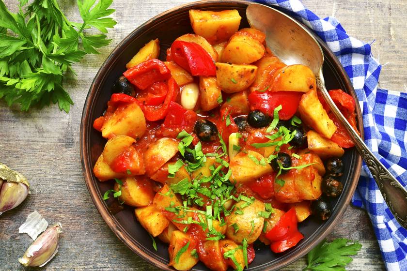 Pirosra sült krumpli mediterrán módra: egytálételként is megállja a helyét