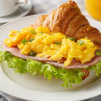 Rántottával töltött croissant: laktató reggeli rohanós napokra