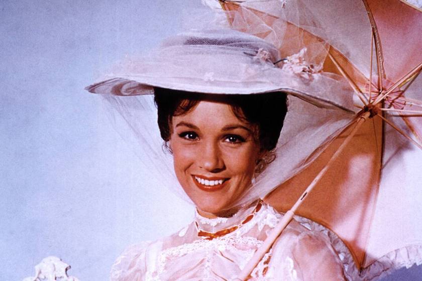 A Mary Poppins és a Neveletlen hercegnő gyönyörű sztárja volt: a 88 éves Julie Andrewst járóbottal a kezében fotózták