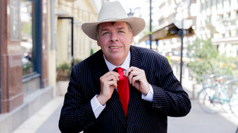 Tíz kiló vörös nyakkendő és texasi kalap – így kampányol a belvárosban Schmuck Andor