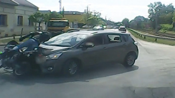 Előzés közben ütközött a hirtelen felbukkanó autó elejébe egy motoros Budapesten