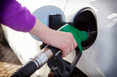 Ismét változik a benzin ára: erre készülhetnek az autósok a hétvégén