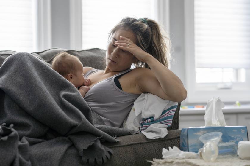 A friss anyák 10 százalékát érinti ez a probléma: ennyi idő után érdemes orvoshoz fordulni vele