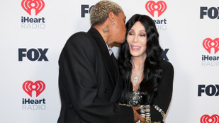 Cher elárulta: azért randizik fiatalabb férfiakkal, mert a korabeliek gyávák – vagy „halottak”